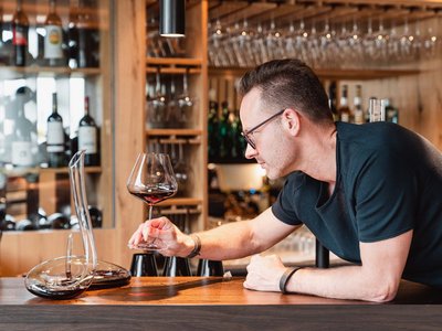 Wine Bar TOVINO | 300+ Weine & Häppchen Wine Bar TOVINO | 300+ Weine & Häppchen